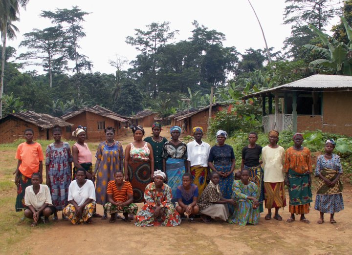 A group of Women from the Fabe village, threatened by oil palm