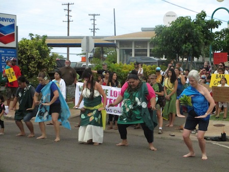 Women lead the anti-GMO protest on Molokai in a traditional Hawaiian chant. (WNV/Imani Altemus-Williams)
