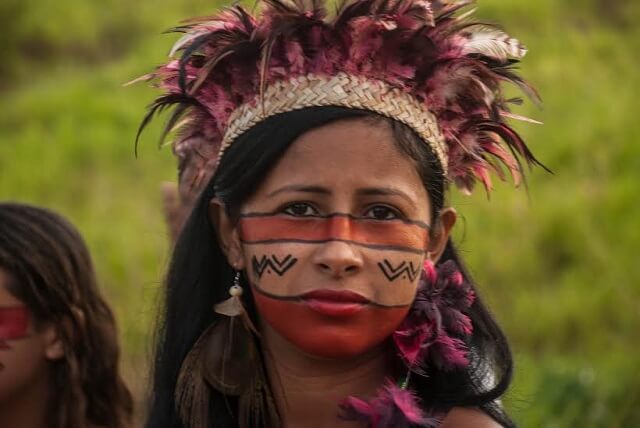 Indigenous women of the ethnic Pataxo join other women fighting for recognition of their land. (Photo: Santiago Navarro F.)