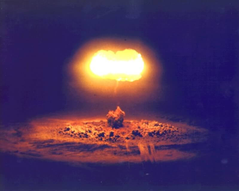 La primera bomba nuclear, cuyo nombre clave es Trinity, siendo probada en territorio Mescalero Apache en Alamogordo, Nuevo México.