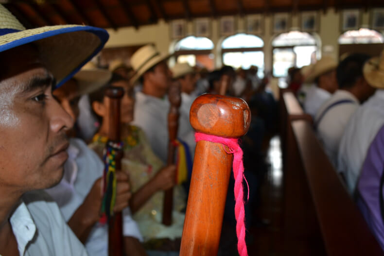 Un tradicional líder Maya Q’eqchi’ participando en la audiencia pública de apelación en la Corte Constitucional de Guatemala. En su mano, un bastón de mando, simbolizando su autoridad política. Está acompañado de  otras 200 autoridades Q’eqchi’.