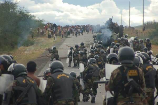 Las fuerzas peruanas abren fuego sobre los indios Awajun y Wampis. Foto: desconocido