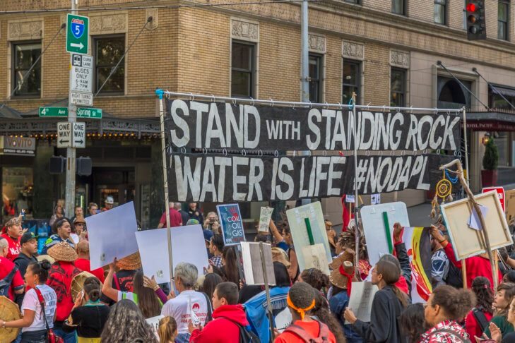 Expositores con la marcha pacífica de Standing Rock y el Mitin de Seattle, WA Foto: John Duffy/flickr. Algunos Derechos Reservados