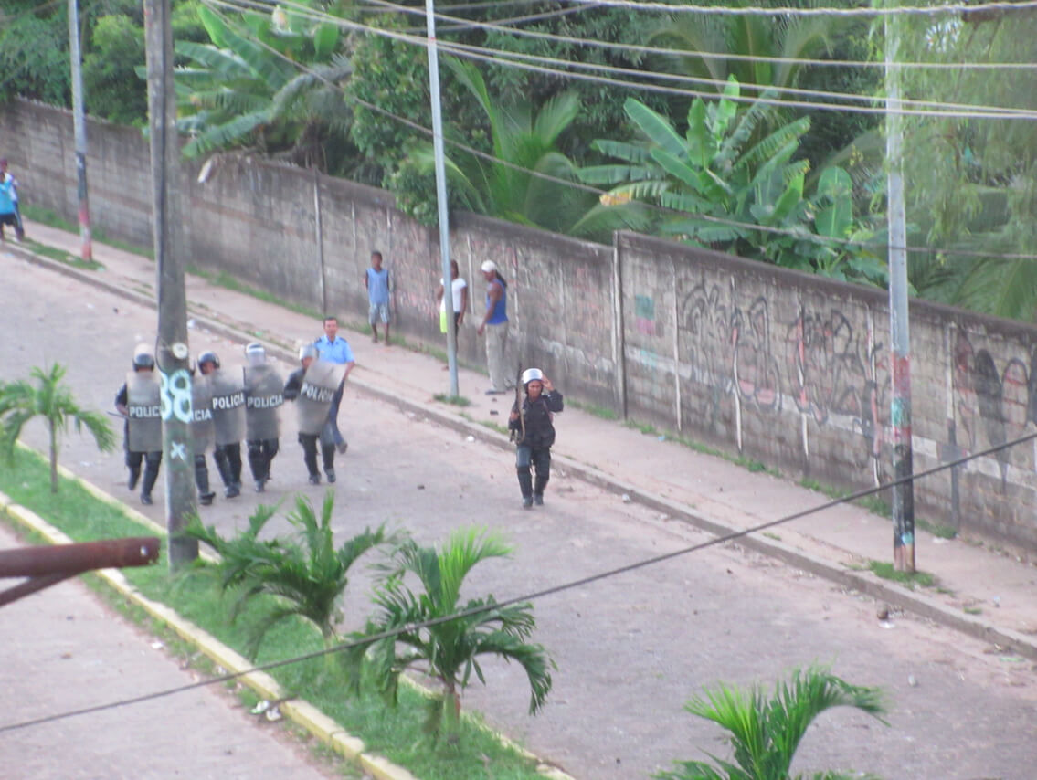 La policía disparando balas de goma contra jóvenes de Miskito. Foto: Brett Spencer